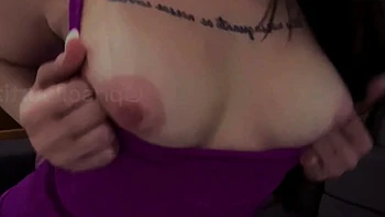 Morena sedutora tenta conquistar a professora em cena