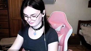 Amateur Webcam Teen Flashes Masturbates