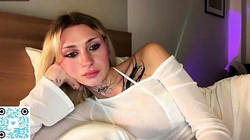 Hot amateur webcam teen masturbates for their fans