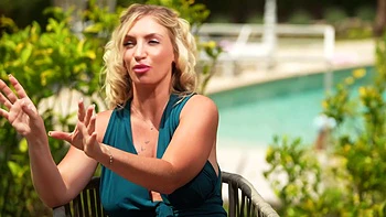 Rose joins Lorenzo in Annecy - Jacquie et Michel TV