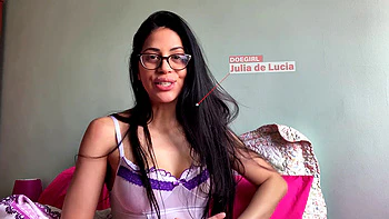 Blonde plays with her love hole