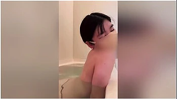 自撮りオtニー元アイトル現役olのお風呂マンコ潮吹きオtニ