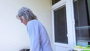 Gorgeous mature babe Diana nicely plays with her hungry crack