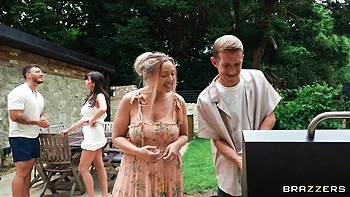 Sweetheart Klara Divine swallows two cumshot after FMM fuck