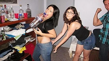 Good babe in glasses Shane Dos Santos knows how to suck a big cock