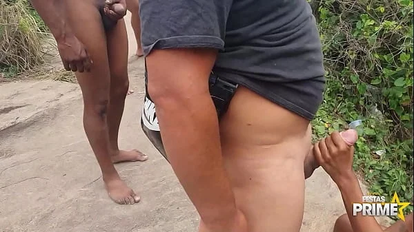 Gangbang com Magrinha gostosa fazendo a felicidade de pirocudos em Praia no Rio de Janeiro