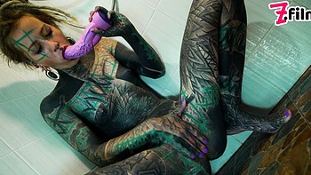 Inked fuck doll Anuskatzz likes touching her hungry shaved pussy