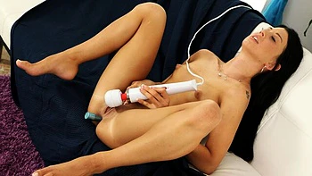 Beautiful close-up masturbation session with a hot babe Lollypop