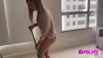 El casero quiere botar a su inquilina morosa pero ella tiene un enorme culo que da en parte de pago.