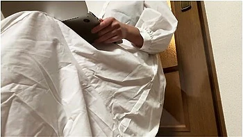 リモート会議中におしっこを我慢していたらエッチな気分になり最後にはおもらししてしまう