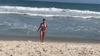 Afrodite chupa pau na praia da Barra da Tijuca