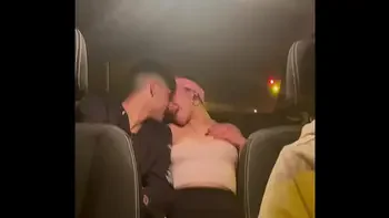 amigos follando en un taxi al regresar de fiesta camara oculta amateur