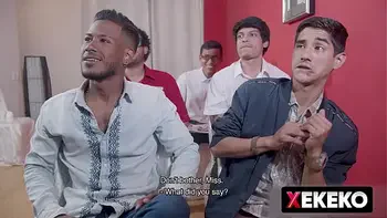 5 alumnos destrozan a su profesora Aisharengifo