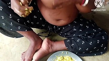 Desi Bhabhi Ne Machhi Chawal Khaya