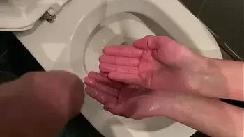 I keep his Dick when he Pee and next washing my hands in pissing