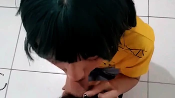 Uma cosplay chupou meu pau e depois bebeu meu esperma em um