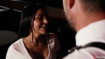 Busty brunette with round ass Brandy Salazar likes intensive anal