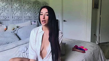 Seductive Babe Explores Her Urges