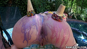 Juicy Ass White Girl Gets Pounded In The Ass