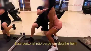 CHAMAMOS UM PERSONAL NOVINHO PARA UMAS AULAS NA ACADEMIA E CURTIMOS MUITO COM ELE DEPOIS DO TREINO – TEASER MENAGE 11