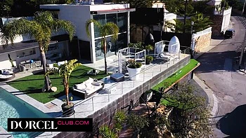 Watch appealing Carollina Cherry and Mary Popiense's xxx