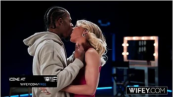 Fit Blonde Hotwife Cassie Bender Gets A Bbc Creampie In Front Of Hubby