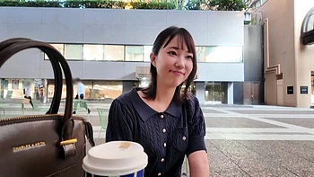 大人しそうな見た目に反して超潮吹き体質！バックで見せたくびれからお尻にかけるシルエットはまさに黄金曲線！最後はザーメンのお掃除も欠かさないドエロイ彼女を刮目せよ！