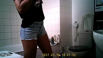 Big ass Aylie cums in bath