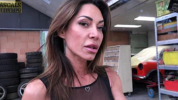 Vittoria Divine shows her bald pussy and huge boobs during sex