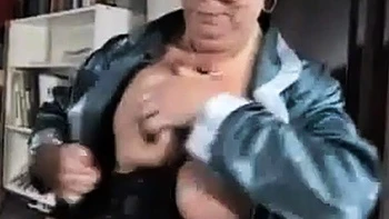 Stortittad svensk Milf leker med dildos