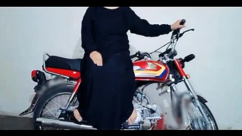 First Time Anal with Boyfriend on New Honda Bike 2025 - Teen Pakistani Girl Outdoor Sex