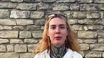 Emma, 21, is getting into pure exhibitionism! - Jacquie et Michel TV