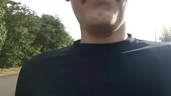 Raquel sem máscara pagando boquete para desconhecido no meio da rua durante o dia