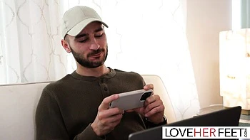 Come-hither Luna's sexy feet video