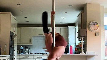 Cute brunette amateur babe sosha masturbating