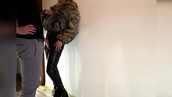 il baisse mon pantalon cuir et m enfile sa queue