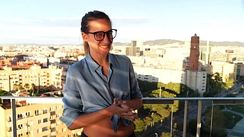 Stella swoops down on Hiro! - Jacquie et Michel TV