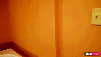 Габриэла Лопес трясет большой зад на семейном отдыхе