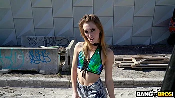 La puta rubia atrapada por el autobús