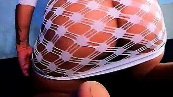 Uma cena intensa de sexo assfuck com uma morena de bunda