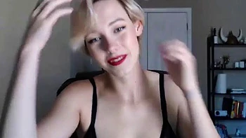 Tetas grandes y pelo corto chupando polla