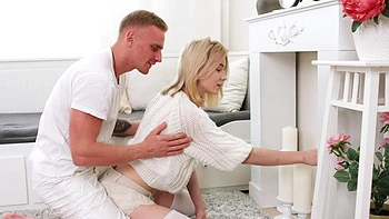 Блондинка Полли Уайт жаждет жесткий член