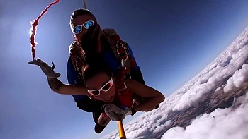 Julia 20 ans, milf tatouée aux gros seins en casting