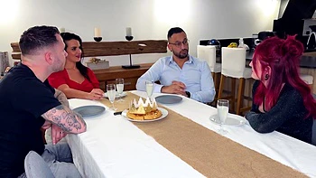 Verrücktes Treffen der Big-Tit MILFs Lily & Sabrina