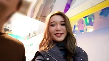 美形ギャルが剛毛オマンコを手マンされて愛液で濡れて気持ちよくウットリ