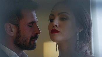 Manuel Ferrara and Freya Parker make sweet love on the bed in hd quality