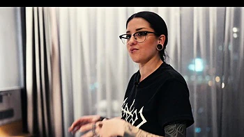 Morea follada duro en gangbang interracial de 9 tipos