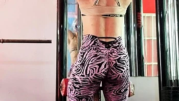 MILF loira amadora chupando e masturbando no quarto