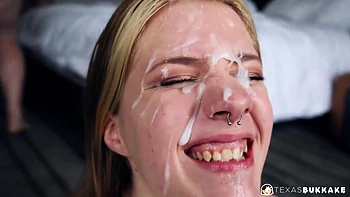 Маленькая блондинка засыпана бурбаком