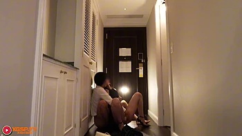 Азиатка трахнута стоя сзади перед зеркалом